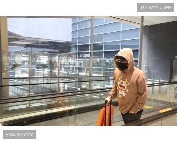 便利店排队碰到刘翔，手拎泡面却掏出个奢侈钱包，画面太违和